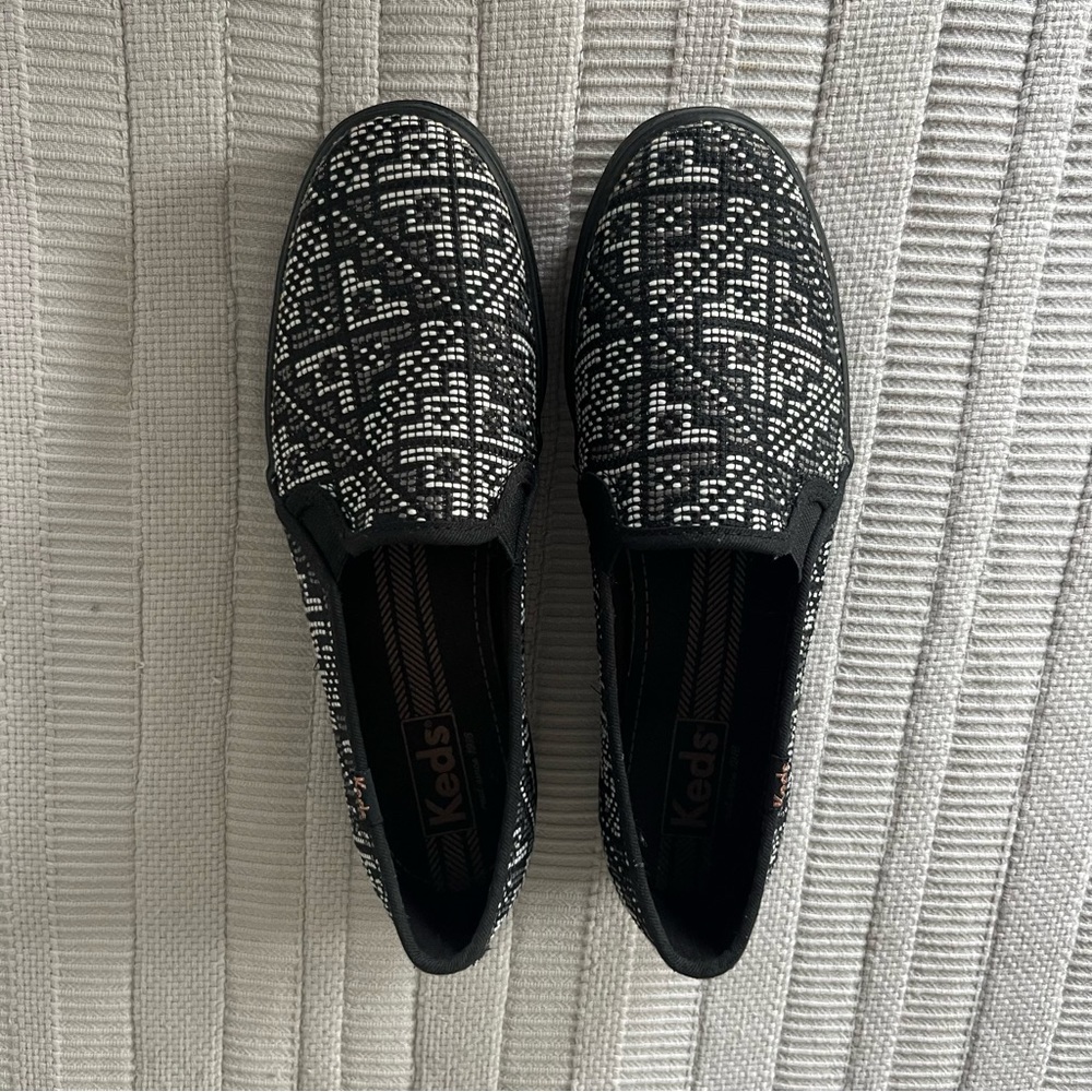 💘 Black and White Keds